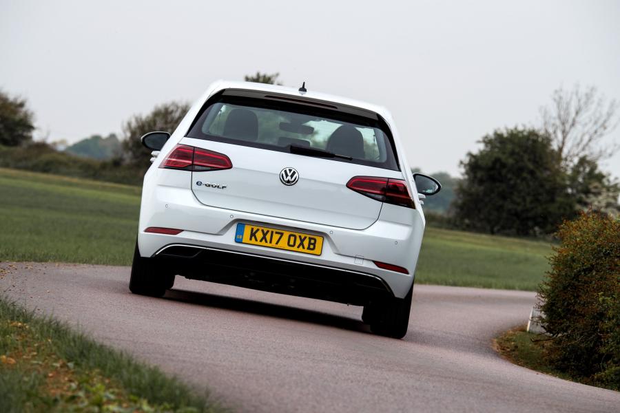  Volkswagen e-Golf 2017 года  (UK) (фото 9 из 28)